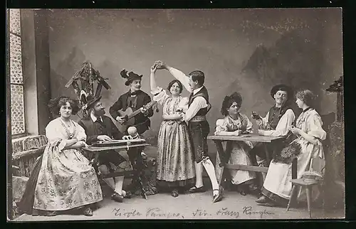 AK Paare in Tracht beim Volkstanz zu Gitarrenmusik