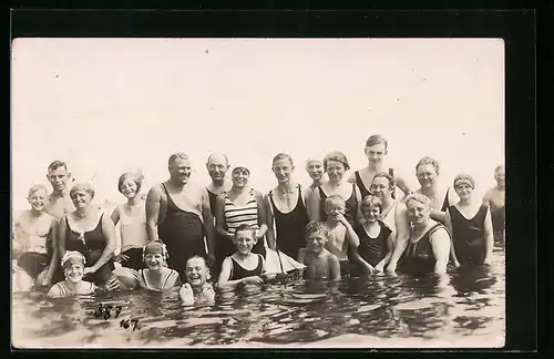 AK Männer und Frauen im Badeanzug im Wasser