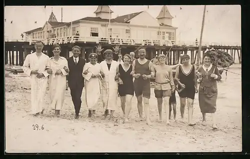 AK Männer und Frauen mit Kind im Badeanzug am Strand