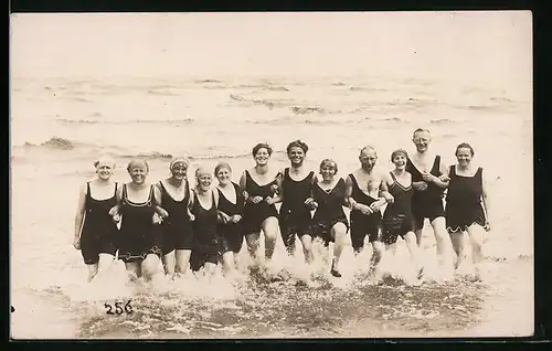 Foto-AK Männer und Frauen im Badeanzug im Wasser