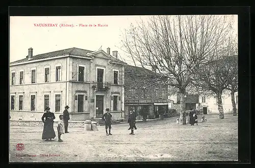 AK Vaugneray, Place de la Mairie