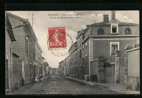 AK Meyzieu, Rue de la République, Entrée de l`Etablissement médical