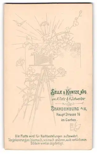 Fotografie Selle & Kuntze, Brandenburg a. H., Plattenkamera auf einem Stativ mit Pflanzen