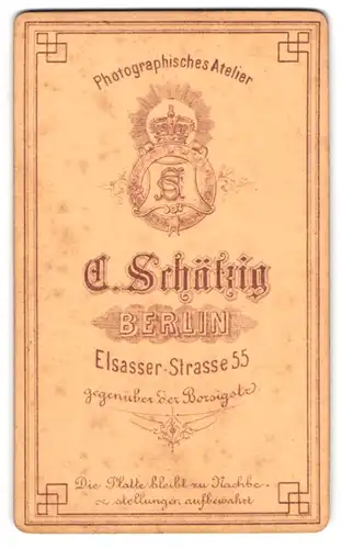 Fotografie C. Schätzing, Berlin, Elsasser-Str. 55, Monogramm des Fotografen und Krone