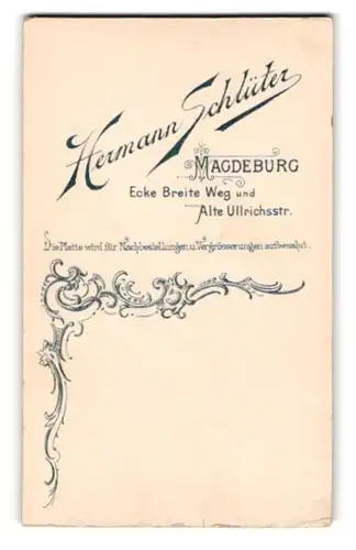 Fotografie Hermann Schlüter, Magdeburg, Schriftzug des Fotografen und florale Verzierung