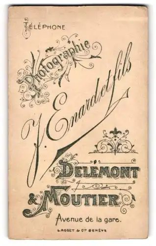 Fotografie J. Enard et fils, Delemont, Schriftzug mit floraler Verzierung