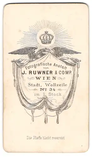 Fotografie J. Ruwner & Comp., Wien, Wollzeile 34, Adler mit Krone hällt Flagge