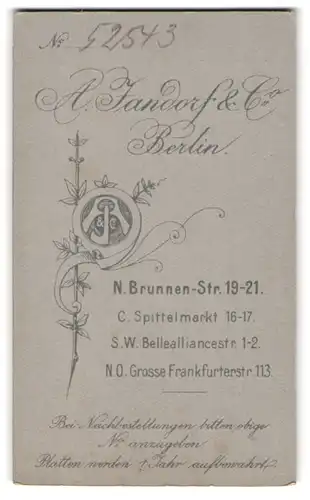 Fotografie A. Jandorf & Co., Berlin, N. Brunnen-Str. 19-21, Monogramm des Fotografen mit Pflanzen