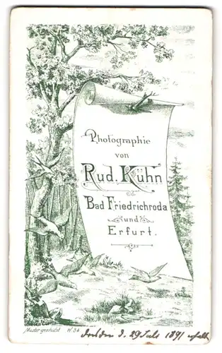 Fotografie Rud. Kühn, Bad Friedrichroda, Vögel im Wald, Fotografen Name auf Papier am Baum