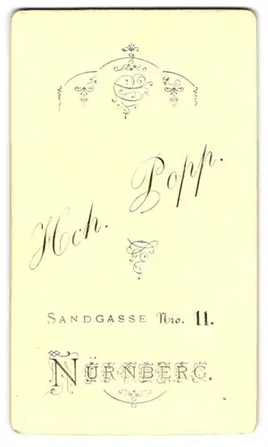 Fotografie Hch. Popp, Nürnberg, Sandgasse 11, florale Verzierung mit Anschrift des Fotografen