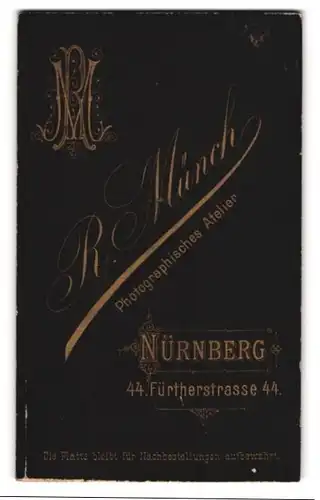 Fotografie R. Münch, Nürnberg, Fürtherstr. 44, Monogramm des Fotografen