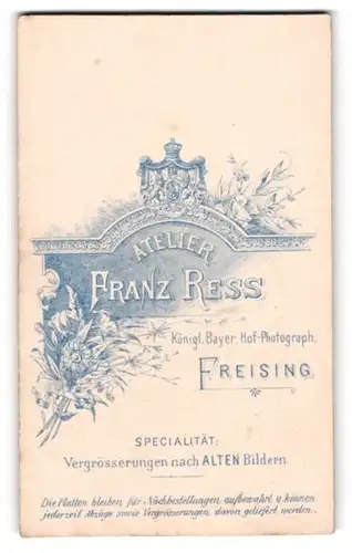 Fotografie Franz Ress, Freising, königliches Wappen und blühende Blumen