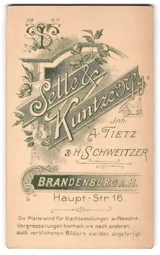 Fotografie Selle & Kuntze Nachf., Brandenburg a. H., Hauptstr. 16, Monogramm des Fotografen und Blumen