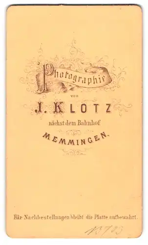 Fotografie J. Klotz, Memmingen, nächst dem Bahnhof, Photographie Schriftzug auf Banderole mit floraler Verzierung