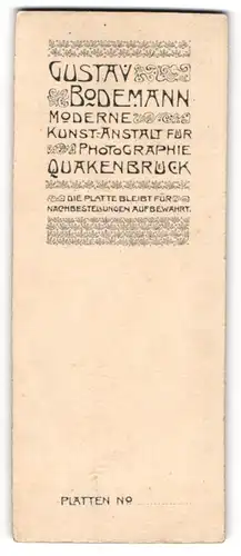 Fotografie Gustav Bodemann, Quakenbrück, verspielte Verzierung um die Anschrift des Fotografen
