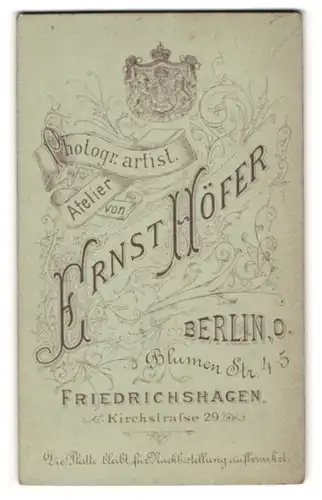 Fotografie Ernst Höfer, Berlin, Blumenstr. 4-5, Wappen mit Krone und nach links und rechts schaueneden Löwen