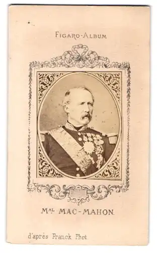 Fotografie unbekannter Fotograf und Ort, Portrait Patrice de Mac-Mahon in Uniform mit Ordenspange, Figaro-Album