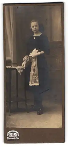 Fotografie F. Stein, Berlin, Portrait Mädchen im schwarzen Kleid mit weissen Handschuhen zu ihrer Konfirmation