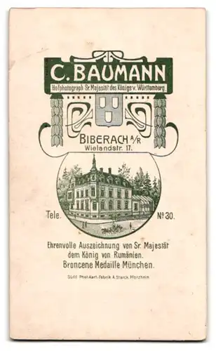 Fotografie C. Baumann, Biberach a. R., junger Knabe im Anzug mit Kommunionskerze und Rosenkranz