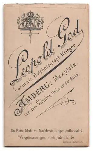 Fotografie Leopold God, Amberg, Maxplatz, junger Knabe in Anzug mit Kommunionskerze