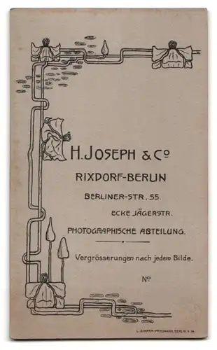 Fotografie H. Joseph & Co., Berlin-Rixdorf, junger Knabe im Anzug mit Melone zur Kommunion