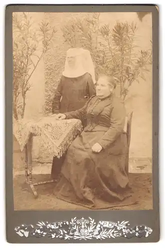 Fotografie unbekannter Fotograf und Ort, ältere Dame und Nonne im Habit mit Haube