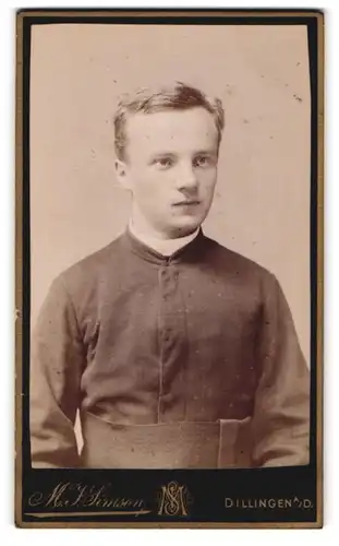 Fotografie M. J. Simson, Dillingen a. D., junger Pfarrer im Talar mit Collar