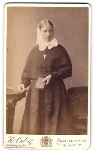 Fotografie Katharina Culie, Frankfurt a. Main, junge Nonnen im Habit mit Kruzifix und Bibel