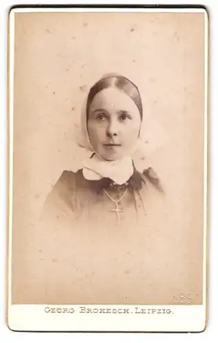 Fotografie Georg Prokesch, Leipzig, junge Nonne mit Kopftuch und Kruzifix
