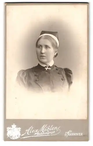 Fotografie Alex. Möhlen, Hannover, Nonne im schwarzen Kleid mit Haube und Kruzifix