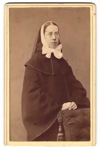 Fotografie G. J. Koch, Schleswig, Portrait Nonne Jelena im Habit mit Haube und Schleife