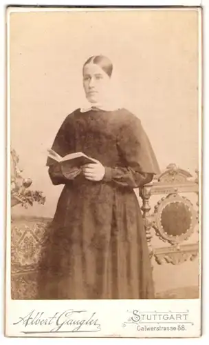 Fotografie Albert Gaugler, Stuttgart, junge Nonnne im Habit mit aufgeschlagener Bibel