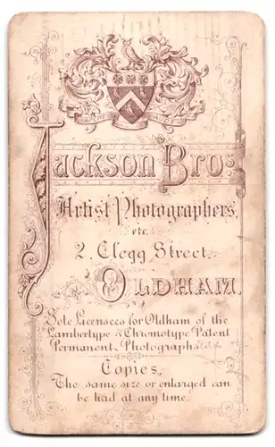 Fotografie Jackson Bros., Oldham, englischer Pfarrer im Talar mit Backenbart