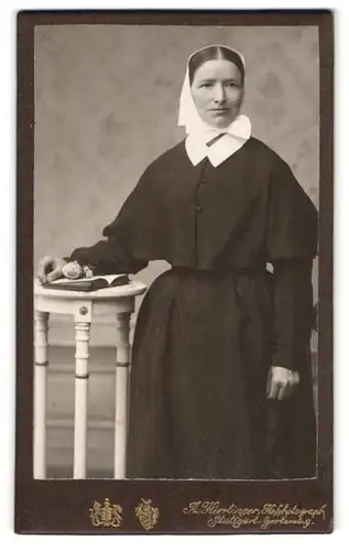 Fotografie Alfred Hirrlinger, Stuttgart, Nonne im Habit mit Haube posiert stehend im Atelier
