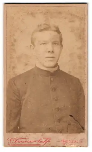 Fotografie E. Dameraus Nachf., Königsberg, Pfarrer Eug. Rauigowski im Talar mit Collar, 1891