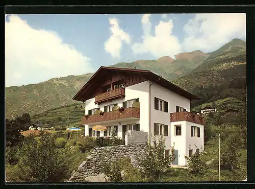 AK Naturns, Gästehaus Brunner mit Sonnenschirmen