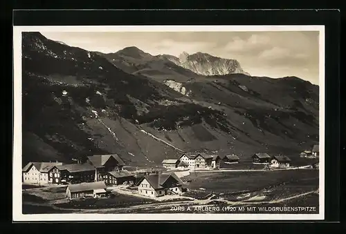 AK Zürs a. Arlberg, Ortsansicht mit Wildgrubenspitze