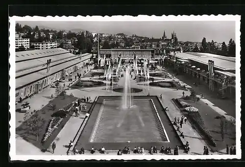 AK Lausanne, Comptoir Suisse 1956 - Ausstellungsgelände mit Springbrunnen