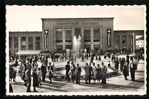 AK Lausanne, Comptoir Suisse 1940 - Ausstellungshalle hinter Besuchern