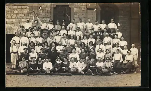 Foto-AK Gruppenbild der Männer und Frauen im Turnverein