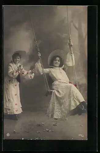 AK Zwei Frauen vergnügen sich beim Schaukeln