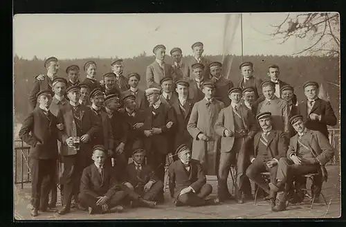 Foto-AK Magdala, Gruppenaufnahme mit Absolventen, 1911