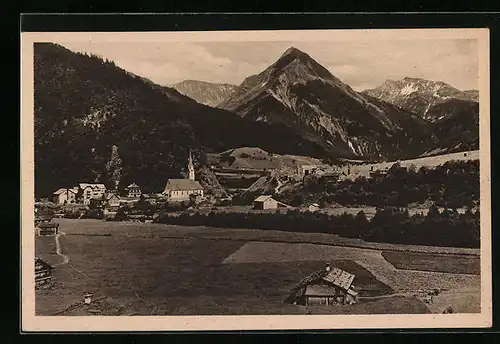 AK Au i. Breg.-Wald, Ortspartie mit Kirche und Bergen