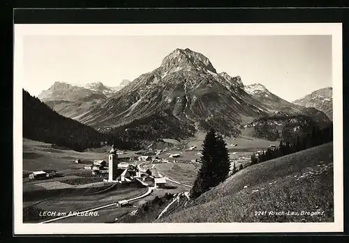 AK Lech am Arlberg, Ortspartie mit Kirche und Bergen