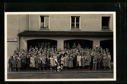 AK Dornbirn, Die 50er-Närrsche, Gruppenbild vor der Stadtpolizei