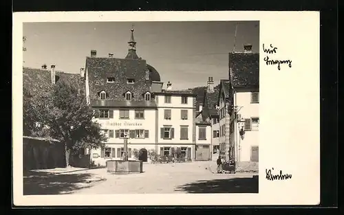 AK Bregenz, Gasthof Storchen mit Brunnen und Strassenpartie