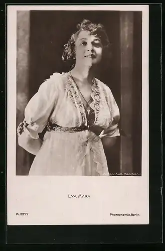 AK Schauspielerin Lya Mara in einem Kleid