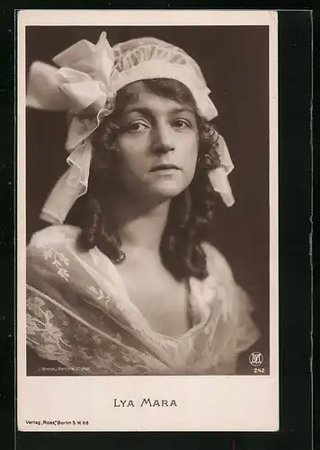 AK Schauspielerin Lya Mara mit Spitzenhaube