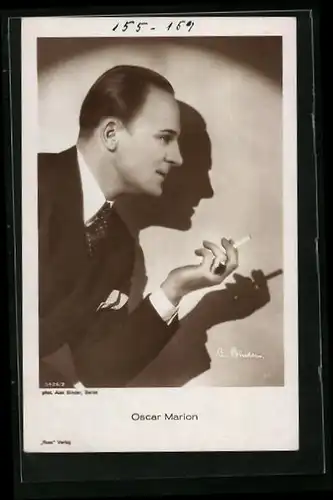 AK Schauspieler Oscar Marion posiert mit Zigarette