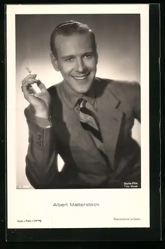 AK Schauspieler Albert Matterstock mit brennender Zigarette